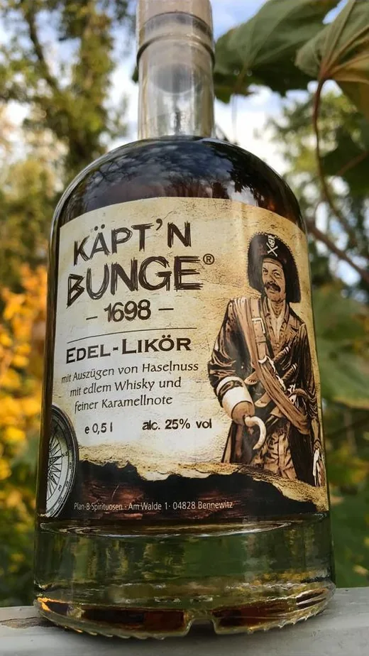Flasche Käpt'n Bunge Edel-Likör vor herbstlichem Laub