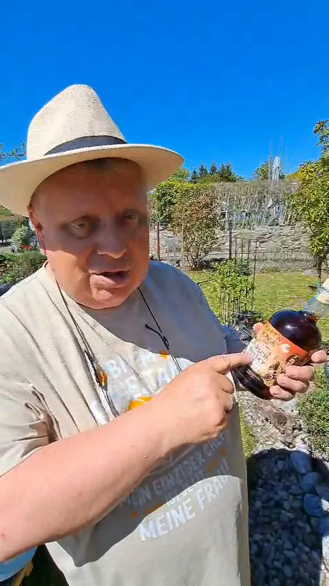 Ein Freund und Fan zeigt eine Flasche Kirsch-Whisky