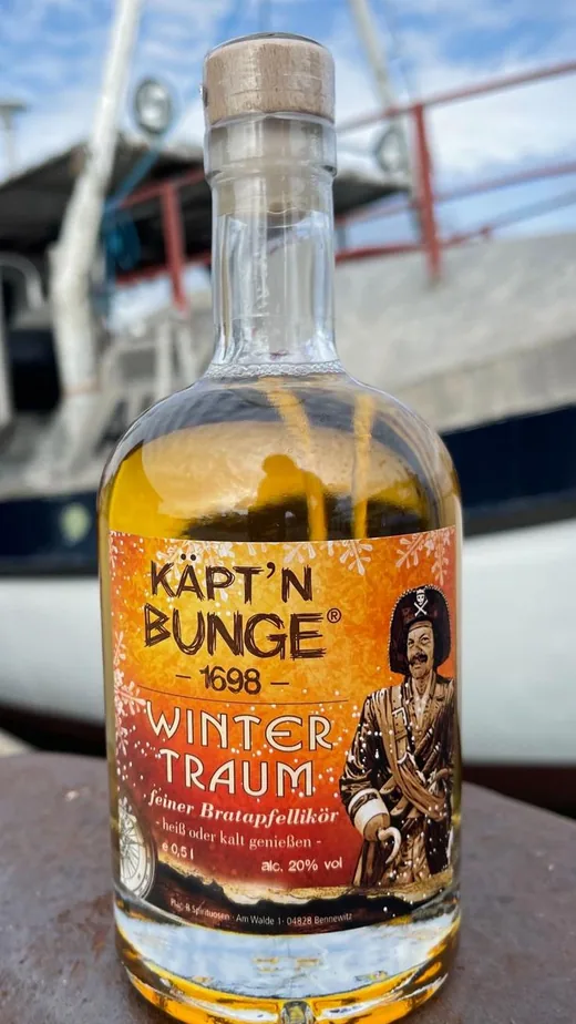 Flasche Käpt'n Bunge Winter Traum vor einem Boot